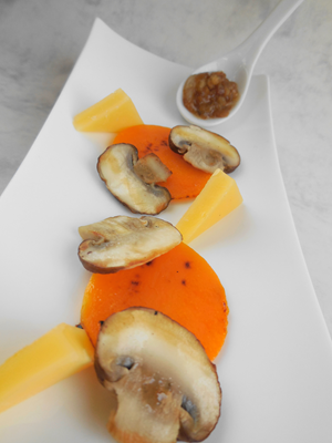 Gegrilde flespompoen  met kastanjechampignons, kaas, ui- en dadelcompote 